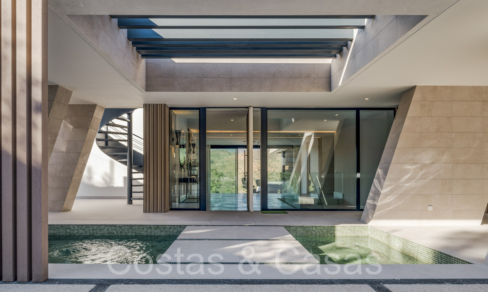 Nieuwe, architectonische villa te koop in een beveiligde urbanisatie in Marbella - Benahavis 66489