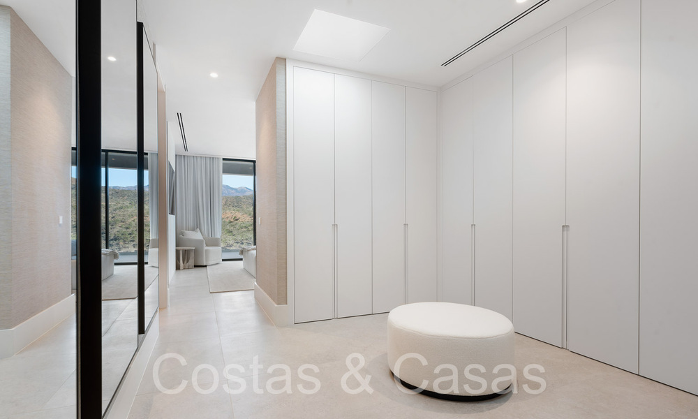 Nieuwe, architectonische villa te koop in een beveiligde urbanisatie in Marbella - Benahavis 66493