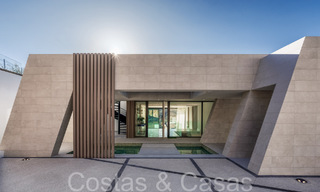 Nieuwe, architectonische villa te koop in een beveiligde urbanisatie in Marbella - Benahavis 66525 