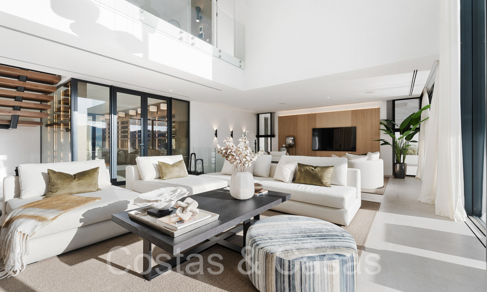 Nieuwe, architectonische villa te koop in een beveiligde urbanisatie in Marbella - Benahavis 66526