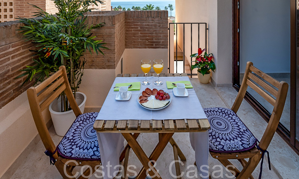 Contemporain duplex penthouse te koop in een eerstelijnsstrand complex met eigen zwembad tussen Marbella en Estepona 66577