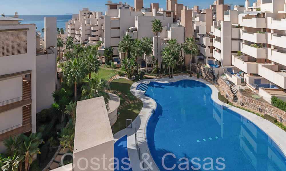 Contemporain duplex penthouse te koop in een eerstelijnsstrand complex met eigen zwembad tussen Marbella en Estepona 66578