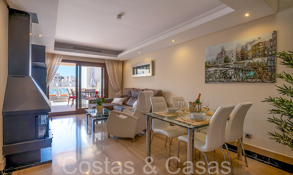 Contemporain duplex penthouse te koop in een eerstelijnsstrand complex met eigen zwembad tussen Marbella en Estepona 66580