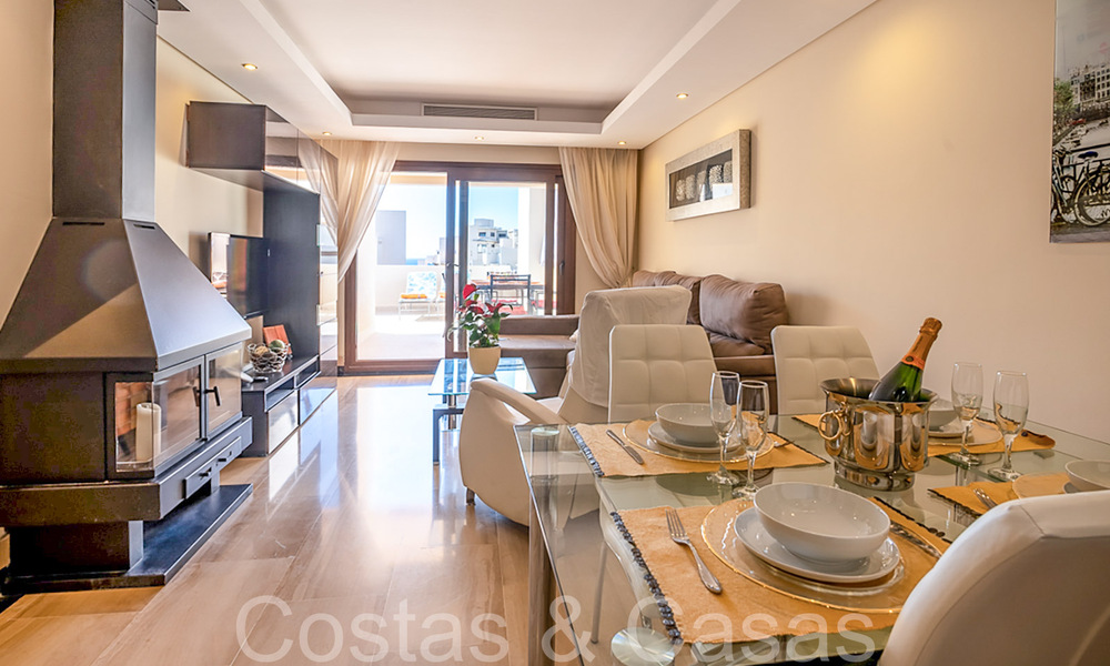 Contemporain duplex penthouse te koop in een eerstelijnsstrand complex met eigen zwembad tussen Marbella en Estepona 66581