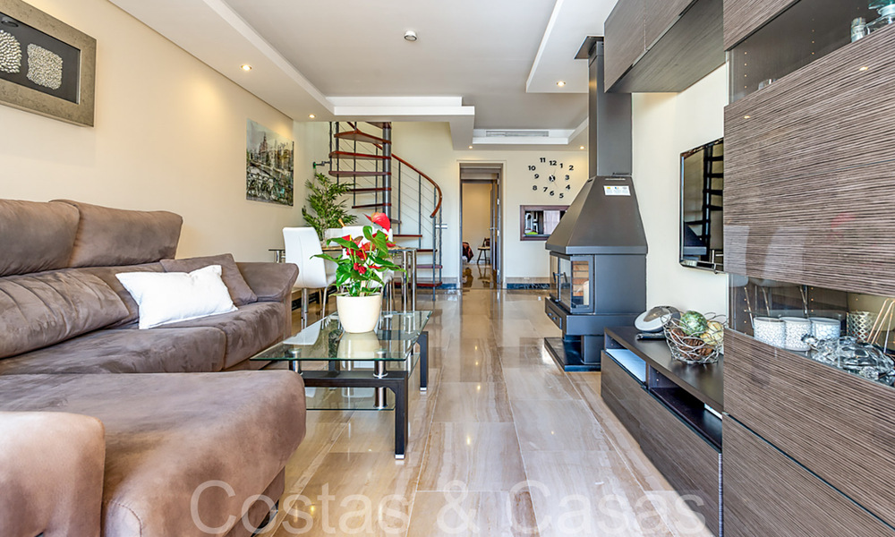 Contemporain duplex penthouse te koop in een eerstelijnsstrand complex met eigen zwembad tussen Marbella en Estepona 66582