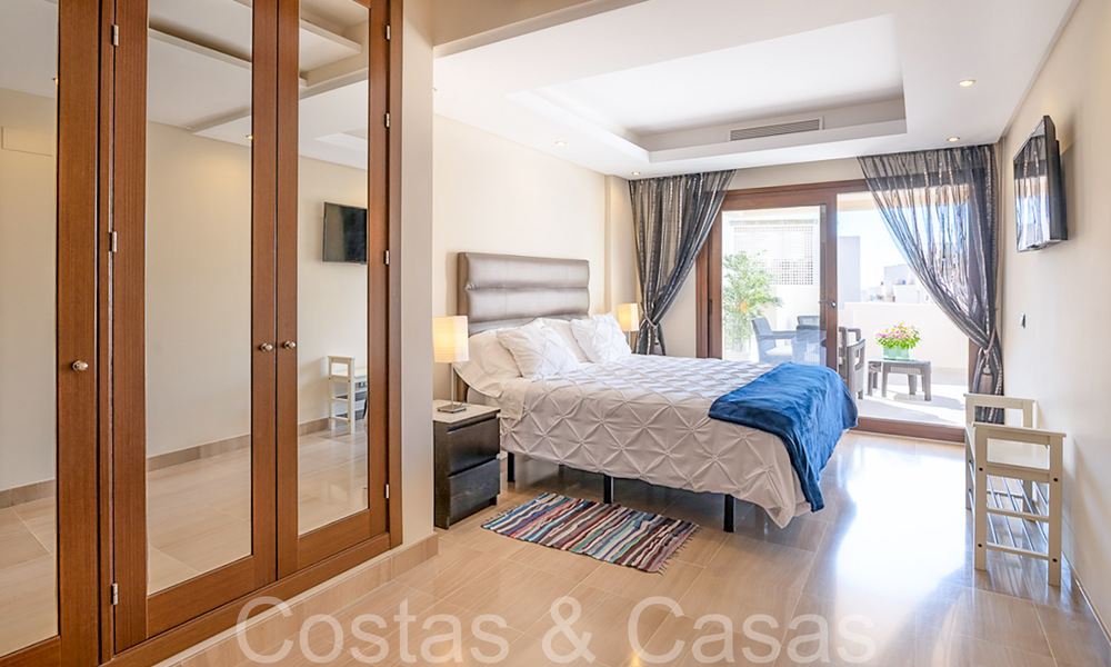 Contemporain duplex penthouse te koop in een eerstelijnsstrand complex met eigen zwembad tussen Marbella en Estepona 66583