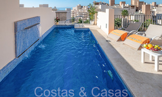 Contemporain duplex penthouse te koop in een eerstelijnsstrand complex met eigen zwembad tussen Marbella en Estepona 66587 