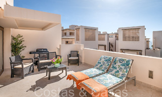 Contemporain duplex penthouse te koop in een eerstelijnsstrand complex met eigen zwembad tussen Marbella en Estepona 66592 