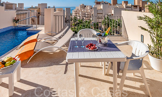 Contemporain duplex penthouse te koop in een eerstelijnsstrand complex met eigen zwembad tussen Marbella en Estepona 66594 