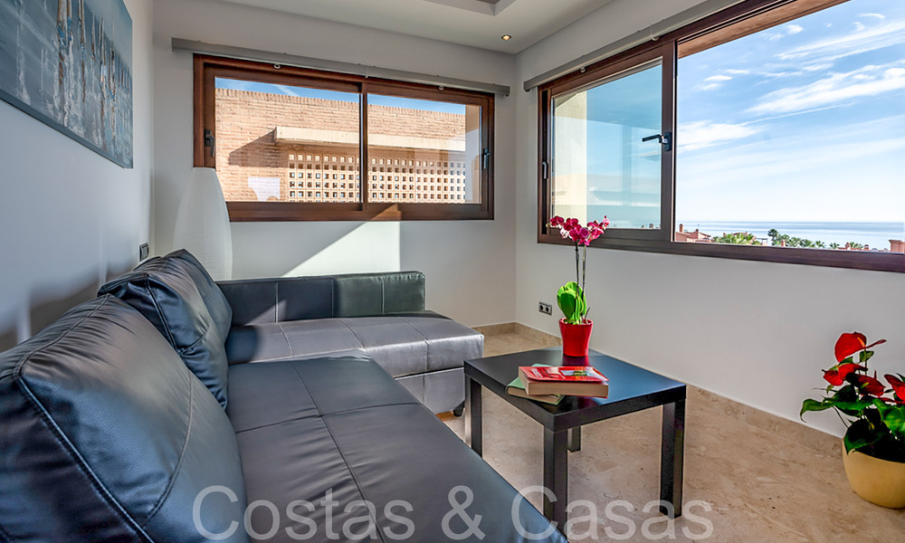 Contemporain duplex penthouse te koop in een eerstelijnsstrand complex met eigen zwembad tussen Marbella en Estepona 66595