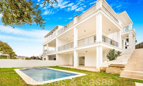 Fantastische halfvrijstaande villa met 360° uitzicht te koop in een gesloten urbanisatie te Oost Marbella 66783