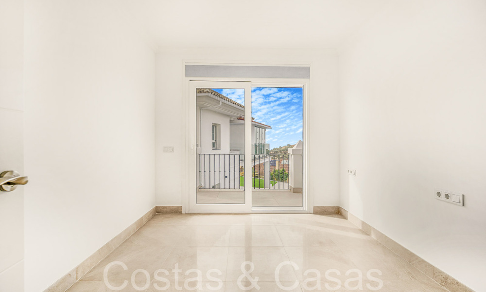 Fantastische halfvrijstaande villa met 360° uitzicht te koop in een gesloten urbanisatie te Oost Marbella 66800