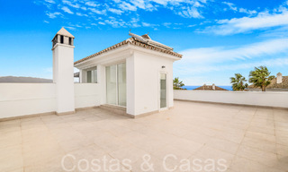 Fantastische halfvrijstaande villa met 360° uitzicht te koop in een gesloten urbanisatie te Oost Marbella 66804 