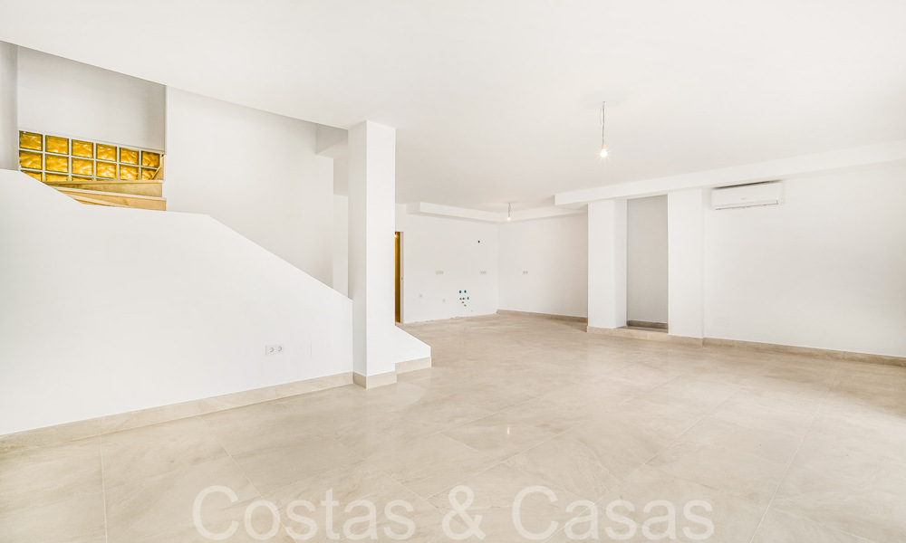Fantastische halfvrijstaande villa met 360° uitzicht te koop in een gesloten urbanisatie te Oost Marbella 66808