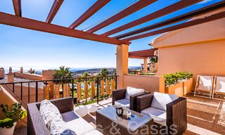 Instapklaar, luxe penthouse met panoramische zichten op golf, zee en bergen te koop in Benahavis - Marbella 66942 