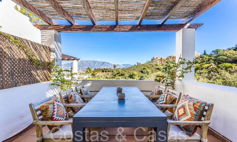 Modern duplex penthouse in Andalusische stijl omgeven door natuur in de heuvels van Marbella 66958