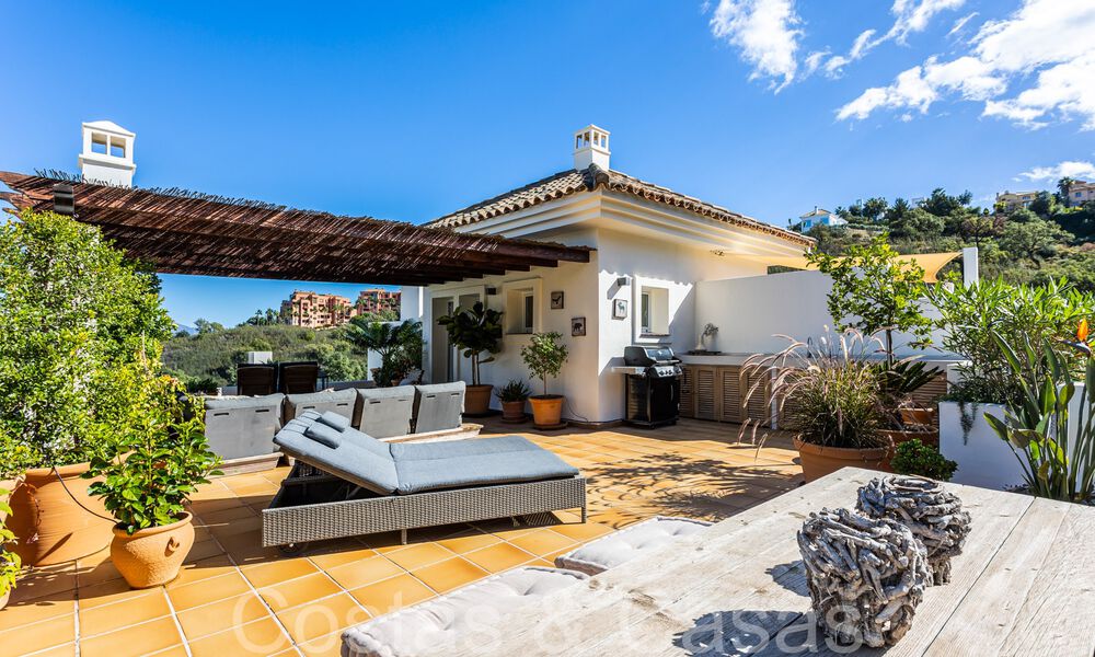 Modern duplex penthouse in Andalusische stijl omgeven door natuur in de heuvels van Marbella 66963