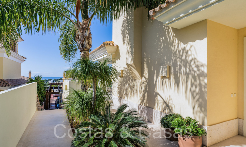 Spaanse, halfvrijstaande luxevilla met zeezicht te koop in de afgeschermde golfgemeenschap van Santa Clara in Oost Marbella 67046