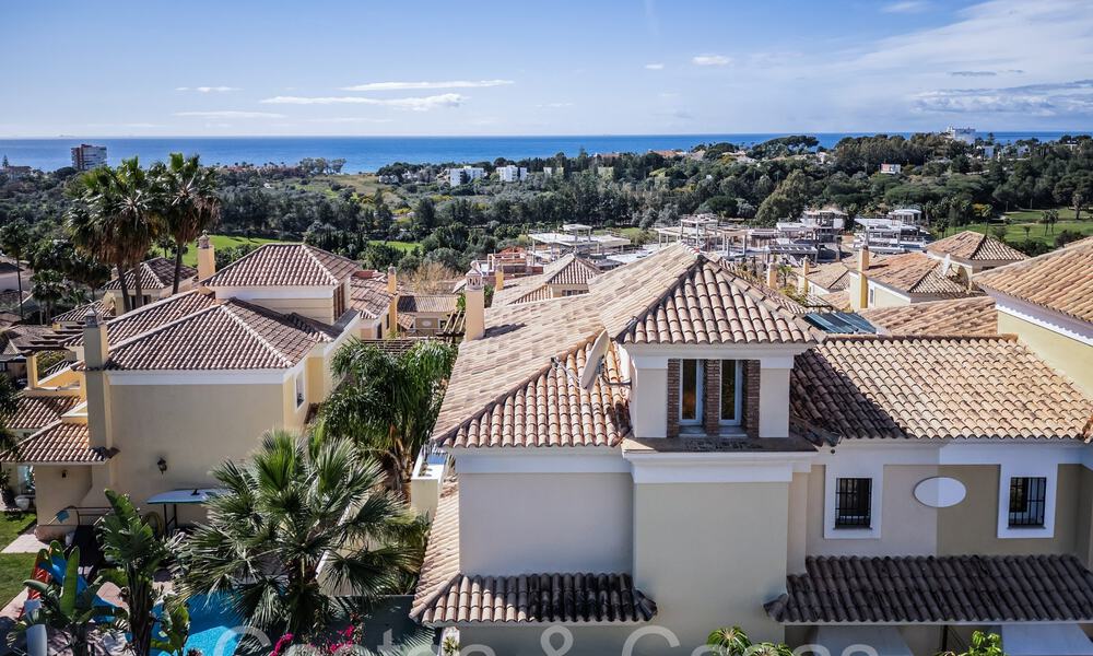 Spaanse, halfvrijstaande luxevilla met zeezicht te koop in de afgeschermde golfgemeenschap van Santa Clara in Oost Marbella 67047