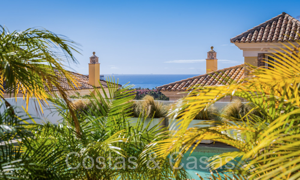 Spaanse, halfvrijstaande luxevilla met zeezicht te koop in de afgeschermde golfgemeenschap van Santa Clara in Oost Marbella 67053