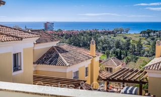 Spaanse, halfvrijstaande luxevilla met zeezicht te koop in de afgeschermde golfgemeenschap van Santa Clara in Oost Marbella 67054 