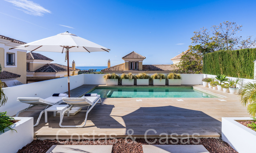 Spaanse, halfvrijstaande luxevilla met zeezicht te koop in de afgeschermde golfgemeenschap van Santa Clara in Oost Marbella 67056