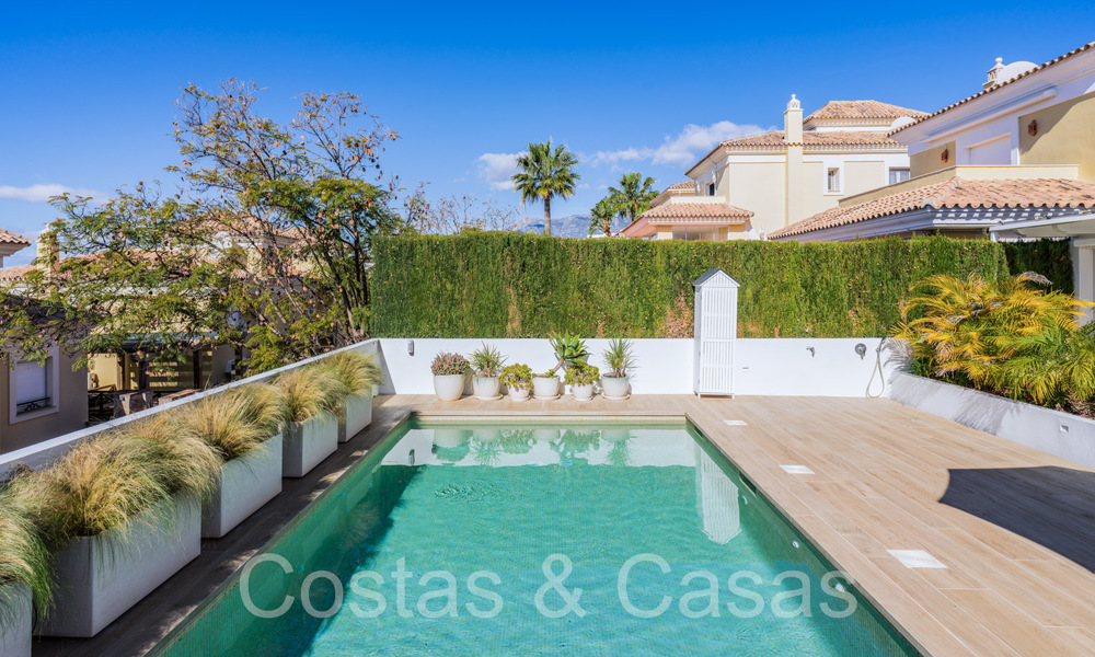 Spaanse, halfvrijstaande luxevilla met zeezicht te koop in de afgeschermde golfgemeenschap van Santa Clara in Oost Marbella 67057