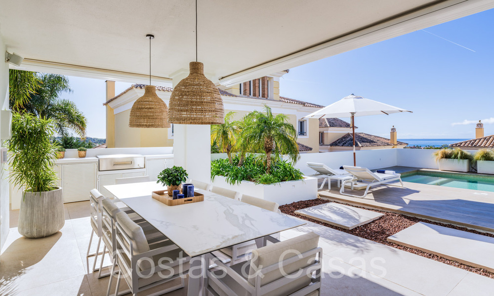 Spaanse, halfvrijstaande luxevilla met zeezicht te koop in de afgeschermde golfgemeenschap van Santa Clara in Oost Marbella 67060