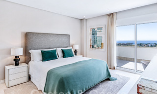 Spaanse, halfvrijstaande luxevilla met zeezicht te koop in de afgeschermde golfgemeenschap van Santa Clara in Oost Marbella 67061 