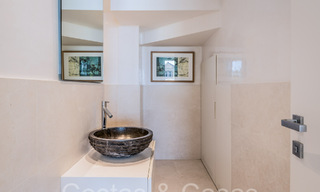 Spaanse, halfvrijstaande luxevilla met zeezicht te koop in de afgeschermde golfgemeenschap van Santa Clara in Oost Marbella 67077 