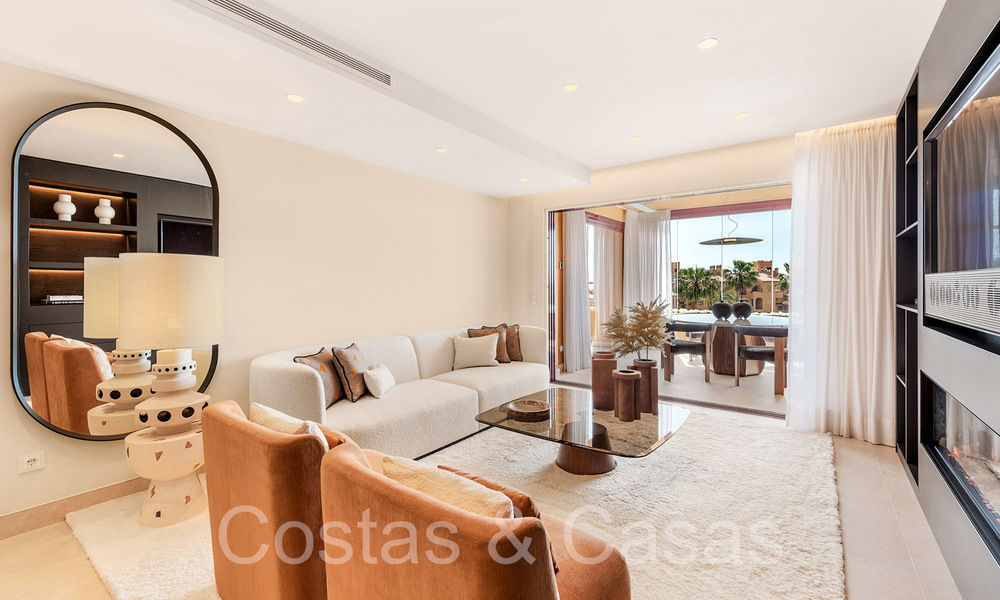 Hoogwaardig gerenoveerd luxe appartement te koop in een eerstelijnsstrand complex aan zee op de New Golden Mile, Marbella - Estepona 67245