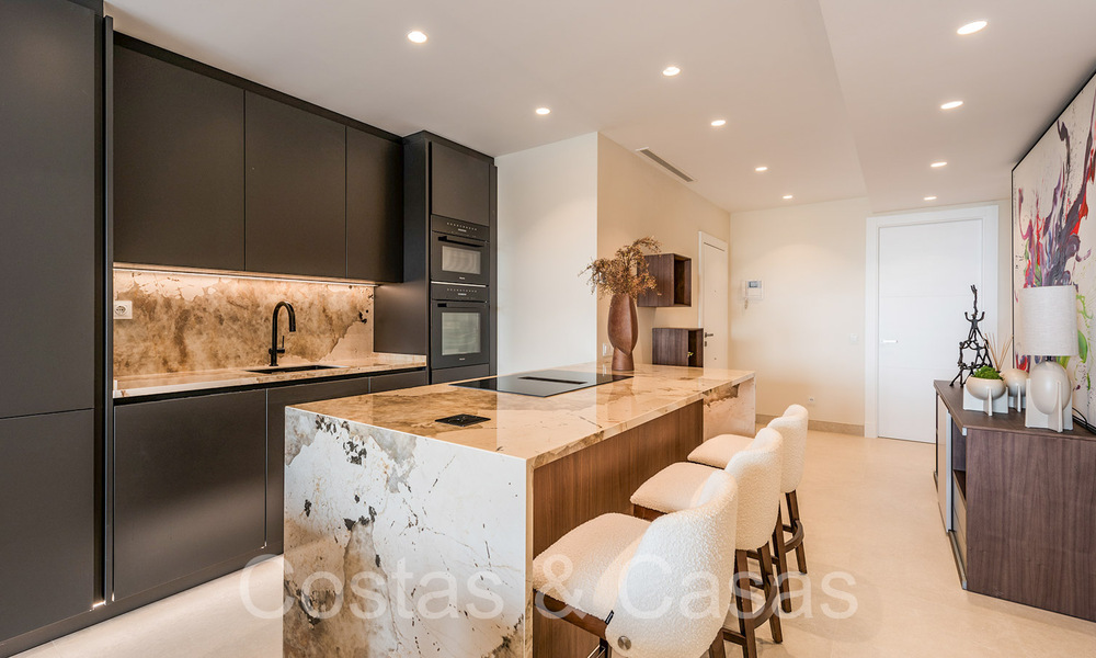 Hoogwaardig gerenoveerd luxe appartement te koop in een eerstelijnsstrand complex aan zee op de New Golden Mile, Marbella - Estepona 67251