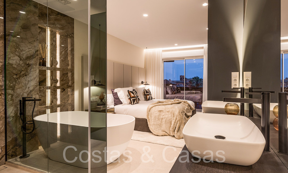 Hoogwaardig gerenoveerd luxe appartement te koop in een eerstelijnsstrand complex aan zee op de New Golden Mile, Marbella - Estepona 67253