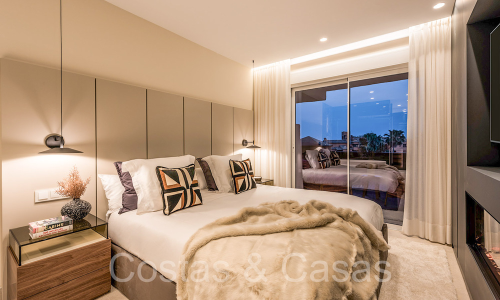 Hoogwaardig gerenoveerd luxe appartement te koop in een eerstelijnsstrand complex aan zee op de New Golden Mile, Marbella - Estepona 67256