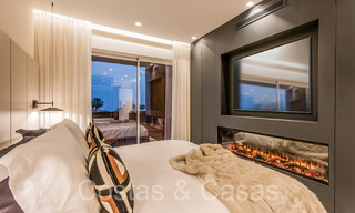 Hoogwaardig gerenoveerd luxe appartement te koop in een eerstelijnsstrand complex aan zee op de New Golden Mile, Marbella - Estepona 67258 