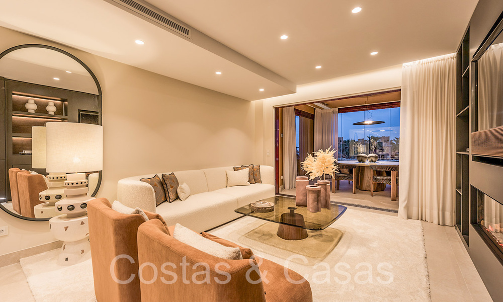 Hoogwaardig gerenoveerd luxe appartement te koop in een eerstelijnsstrand complex aan zee op de New Golden Mile, Marbella - Estepona 67259