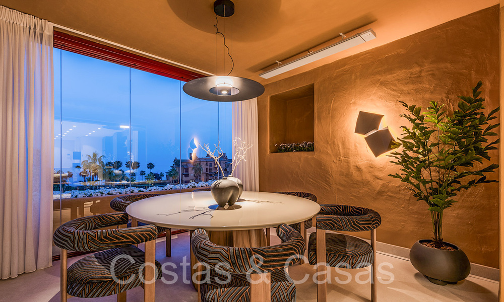 Hoogwaardig gerenoveerd luxe appartement te koop in een eerstelijnsstrand complex aan zee op de New Golden Mile, Marbella - Estepona 67260