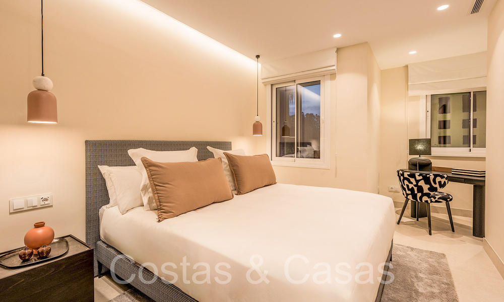 Hoogwaardig gerenoveerd luxe appartement te koop in een eerstelijnsstrand complex aan zee op de New Golden Mile, Marbella - Estepona 67261