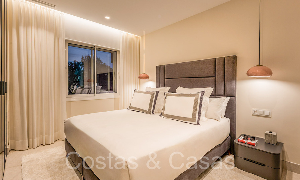 Hoogwaardig gerenoveerd luxe appartement te koop in een eerstelijnsstrand complex aan zee op de New Golden Mile, Marbella - Estepona 67262