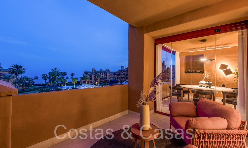 Hoogwaardig gerenoveerd luxe appartement te koop in een eerstelijnsstrand complex aan zee op de New Golden Mile, Marbella - Estepona 67264