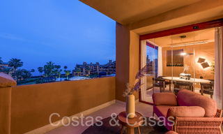 Hoogwaardig gerenoveerd luxe appartement te koop in een eerstelijnsstrand complex aan zee op de New Golden Mile, Marbella - Estepona 67264 