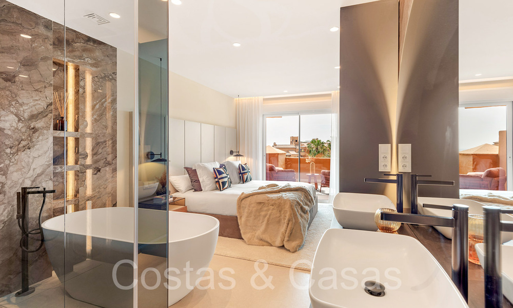 Hoogwaardig gerenoveerd luxe appartement te koop in een eerstelijnsstrand complex aan zee op de New Golden Mile, Marbella - Estepona 67265