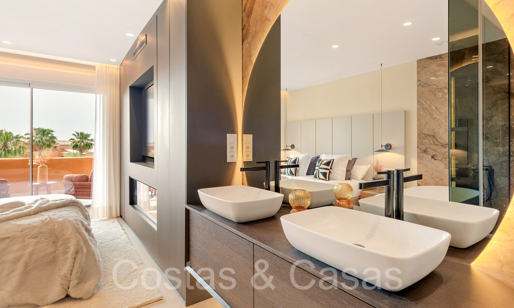 Hoogwaardig gerenoveerd luxe appartement te koop in een eerstelijnsstrand complex aan zee op de New Golden Mile, Marbella - Estepona 67266