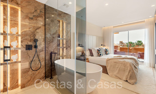 Hoogwaardig gerenoveerd luxe appartement te koop in een eerstelijnsstrand complex aan zee op de New Golden Mile, Marbella - Estepona 67268 