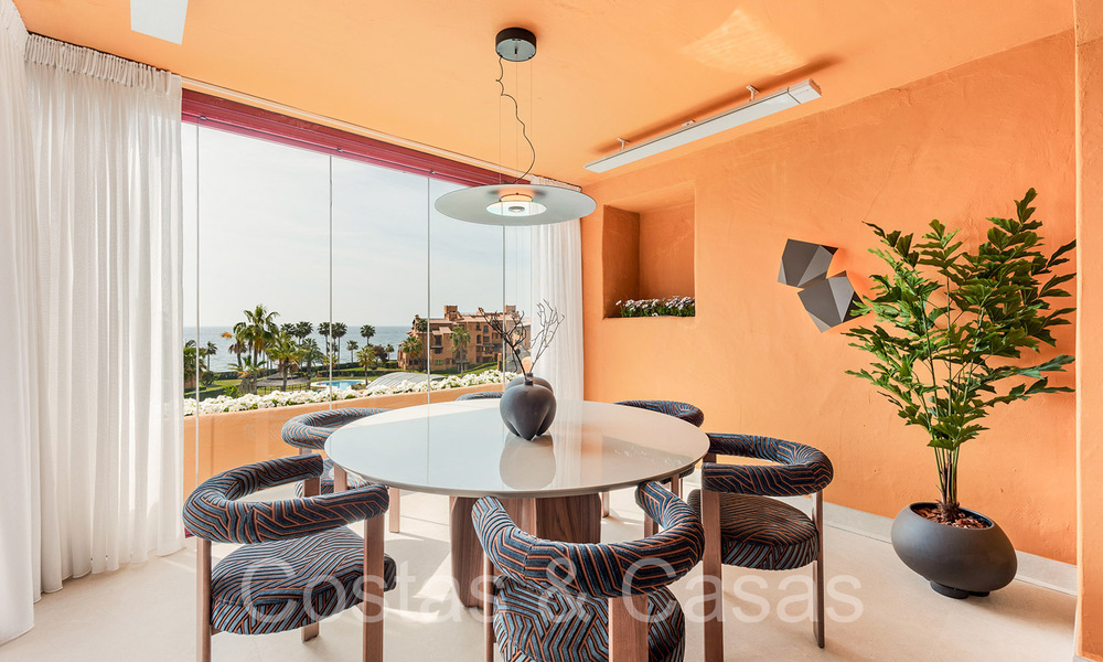 Hoogwaardig gerenoveerd luxe appartement te koop in een eerstelijnsstrand complex aan zee op de New Golden Mile, Marbella - Estepona 67271