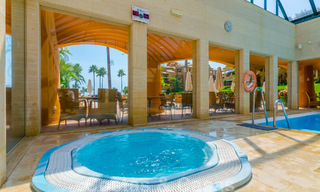 Hoogwaardig gerenoveerd luxe appartement te koop in een eerstelijnsstrand complex aan zee op de New Golden Mile, Marbella - Estepona 67319 