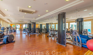 Hoogwaardig gerenoveerd luxe appartement te koop in een eerstelijnsstrand complex aan zee op de New Golden Mile, Marbella - Estepona 67320 