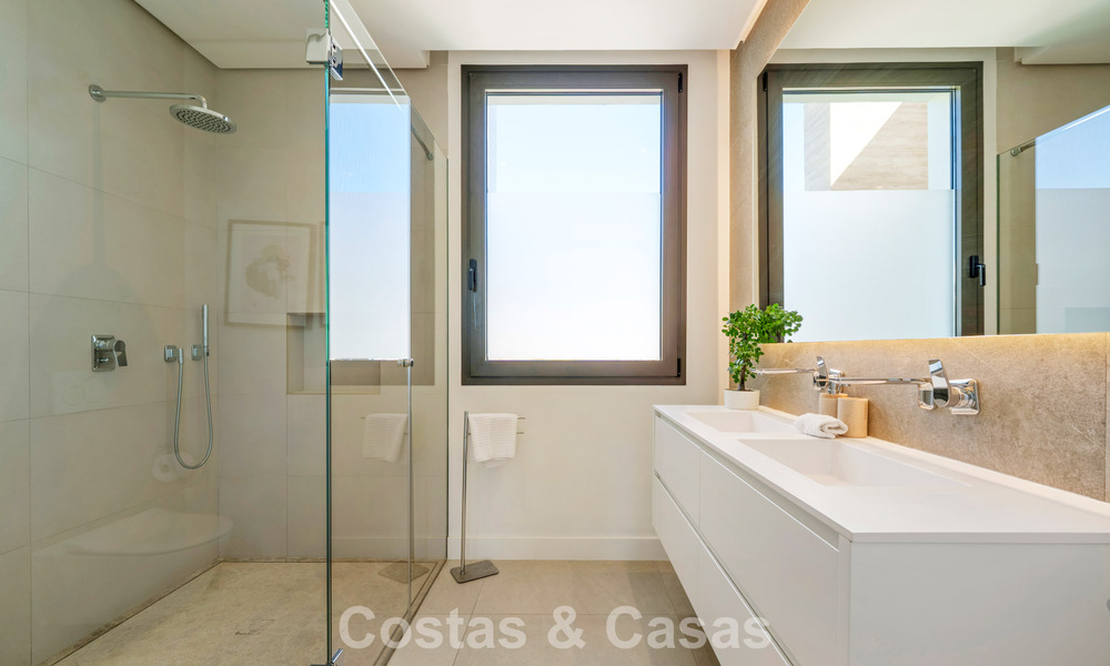 Modernistische luxevilla te koop in een exclusieve, afgeschermde woonwijk op de Golden Mile van Marbella 787637