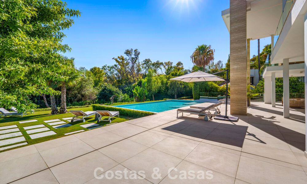 Modernistische luxevilla te koop in een exclusieve, afgeschermde woonwijk op de Golden Mile van Marbella 787652