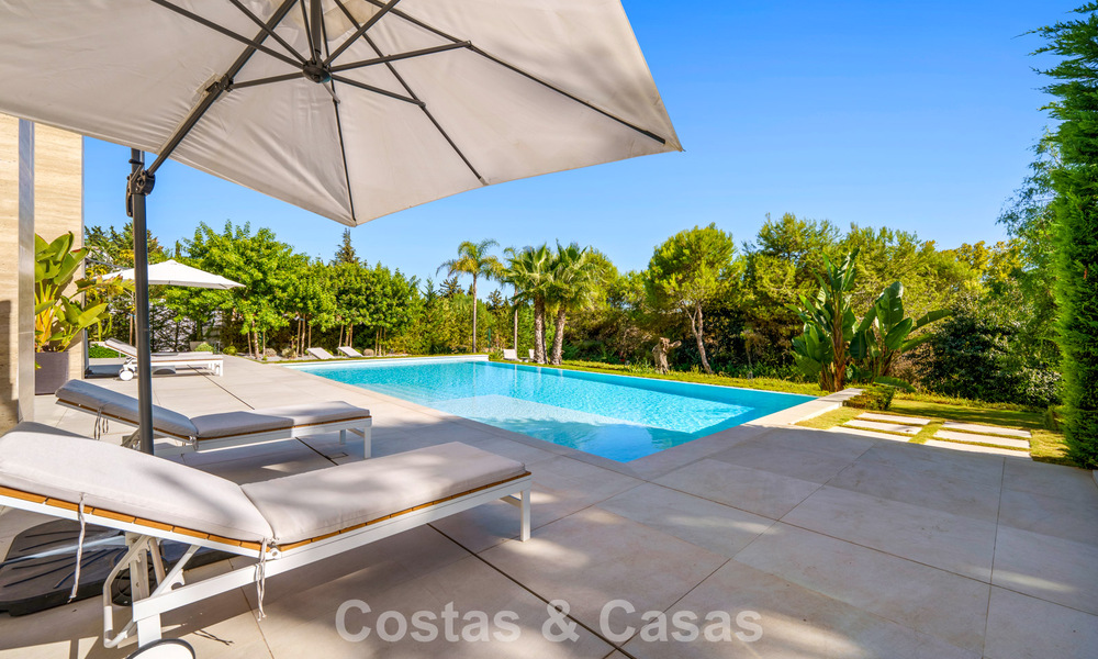 Modernistische luxevilla te koop in een exclusieve, afgeschermde woonwijk op de Golden Mile van Marbella 787655